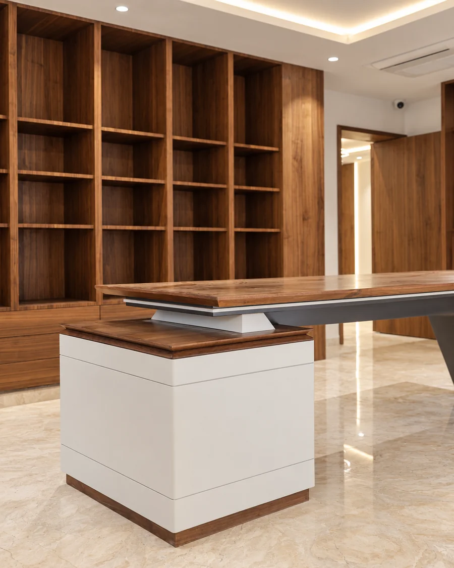 Curved-support executive desk with an oak-wood top and white-PU pedestal.